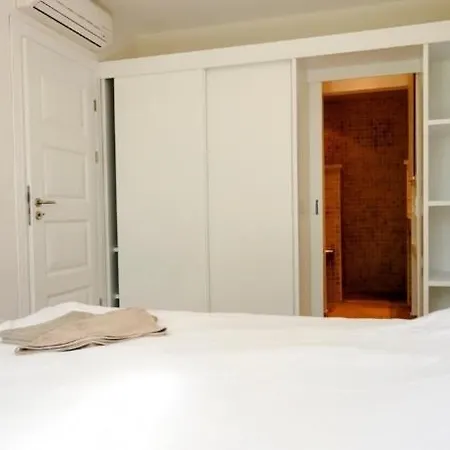 Geris Sleeps 6 With Pool And Air Con Vilă