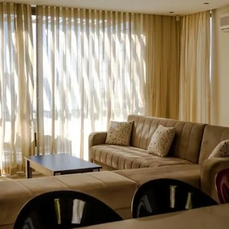 Geris Sleeps 6 With Pool And Air Con Vilă *